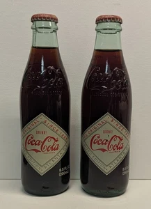 DUE (2) BOTTIGLIE COMPLETE VINTAGE COCA-COLA 8,5 FL. OZ EDIZIONE LIMITATA ATLANTA, GA. - Foto 1 di 3