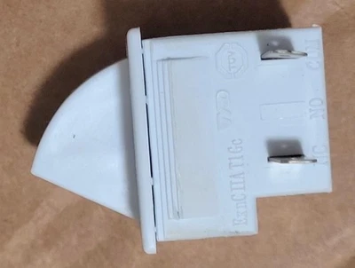 INTERRUPTOR LUZ REFRIGERADOR FRIGIDAIRE MODELO GRSS2652AF3 241547902 Foto 1 de 4