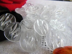 Lot 6 boutons anciens en verre travaillé  transparent 1,8 cm ref 2075 - Picture 1 of 2