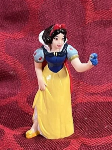 Disney Snow White with Blue Bird 3 inch PVC Figure #935.  -- 6494 - Picture 1 of 6