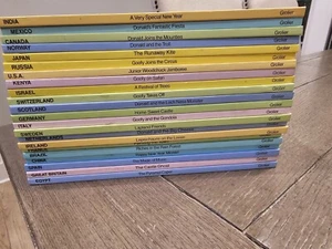 LOT OF 22 DISNEY CHARACTERS SMALL WORLD LIBRARY 22 COUNTRIES HC GROLIER - Imagen 1 de 12