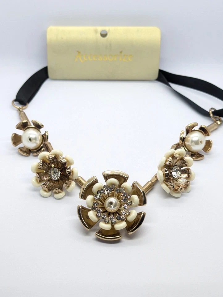 Accesorio Grueso Largo Collar Floral, Flores Negras y Crema, llamativo Foto 1 de 4