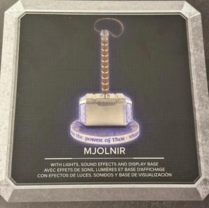 2025 Disney Parks Mjolnir Thor’s Hammer Relic Lights & Sounds mit Sockel - Bild 1 von 4
