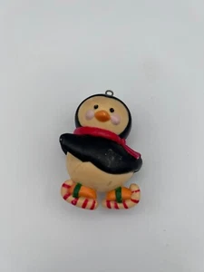 Patines de hielo Gibson Greetings adorno de Navidad pingüino en caña de caramelo vintage años 80 - Imagen 1 de 8