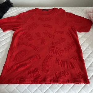 LOUIS VUITTON Jacquard Frottee Städte Rot Hemd Herren Gr. XXL mit Karton - Bild 1 von 17