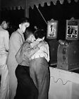 BOYS VIEWING NUDE PENNY MOVIE AT FAIR 1938 8x10 IMPRESSION PHOTO BRILLANTE