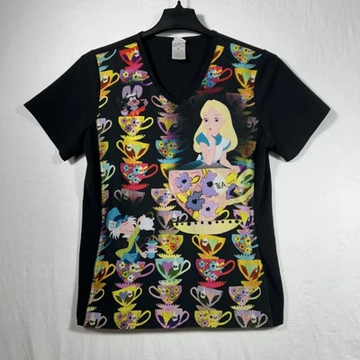 Blusa Médica Disney Alicia en el País de las Maravillas Tazas de Té Sombrerero Loco Para Mujer Talla MED Negra Foto 1 de 4