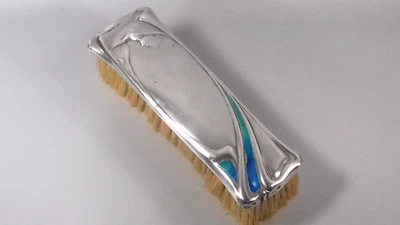 СЕРЕБРЯНАЯ ЭМАЛИРОВАННАЯ КИСТЬ FREEDOM & CO 1903 Г. ИЗ ЧИСТОГО СЕРЕБРА В СТИЛЕ МОДЕРН АНТИКВАРНАЯ - Изображение 1 из 4