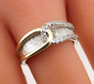 Anillo de diseño contemporáneo con textura de oro de ley 925 de 14 quilates y diamantes talla 7 - Imagen 1 de 12