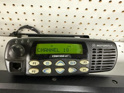 Motorola CDM1550 LS+ AAM25SHF9DP5AN Mobile UHF Radio w/ emp bar mount wiring mic - Image 1 of 4