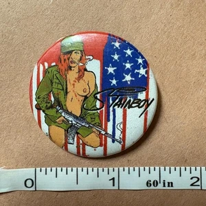 STAINBOY 90er Poster Künstler Pin Button 1,5" RAR Punk Rock Pinup Dragster Ed Roth - Bild 1 von 2