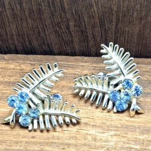 Orecchini design anni 50 firmati Coro blu ghiaccio strass clip-on foglia tono argento - Foto 1 di 8
