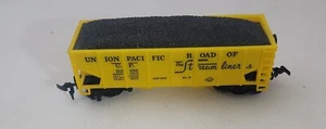 Life Like HO Scale Yellow Union Pacific Hopper Car with Coal 32100 Streamliners - Picture 1 of 4