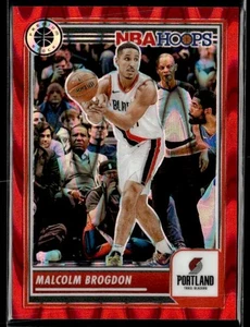 L52.590- 2023-24 Hoops Premium Stock Red Seismic Prizm #220 Malcolm Brogdon /199 - Bild 1 von 2