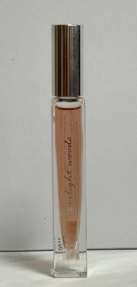 Bath & Body Works TWILIGHT WOODS 0,28 oz/8,5 ml Perfume Roll On Rollerball - ¡NUEVO! Foto 1 de 4