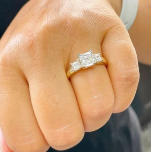 Anello di fidanzamento in oro giallo massiccio 14 carati taglio principessa moissanite tre pietre 2,50 ct - Foto 1 di 12