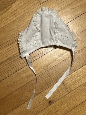 Sombrero gorro bebé 3 meses con volantes ojales blancos hecho en Estados Unidos de colección Foto 1 de 4