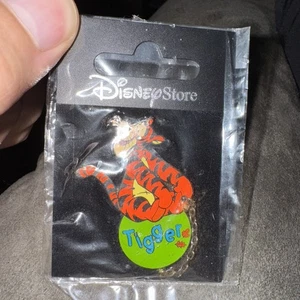 Disney World Pin Disney Store UK Balloon Name Chained 2003 Tigger - Picture 1 of 3