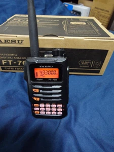 Yaesu FT70D Ręczny nadajnik-odbiornik 144/430MHz 2M 70cm Potwierdzony roboczy - Zdjęcie 1 z 9