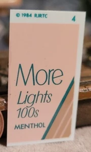 Pequeña calcomanía vintage de publicidad de cigarrillos MORE LIGHTS 100 de los años 80  - Imagen 1 de 2