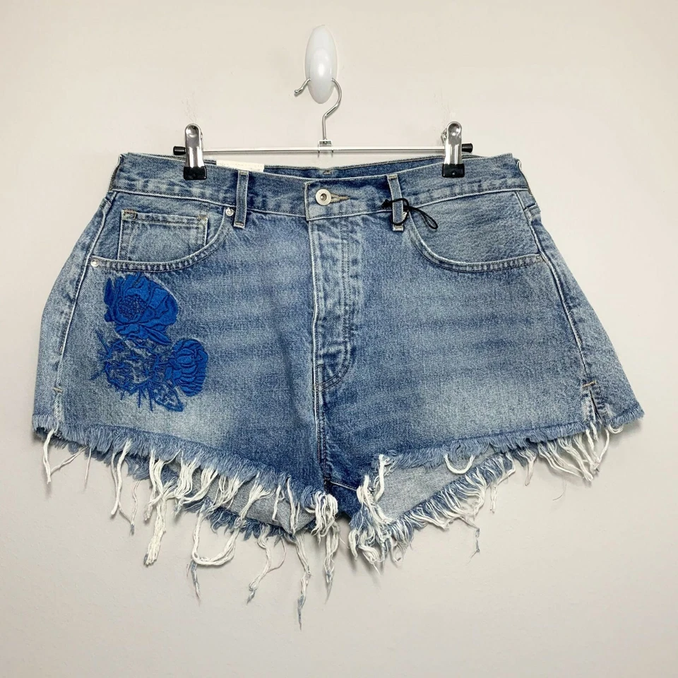 Levis Made and Crafted Cheeky Embroidered High Short Size 32