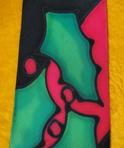 ROBERT DASKAL ~ MENS CHRISTMAS TIE ~ RED & BLACK w/ GREEN HOLLY LEAVES ~ 56" - Picture 1 of 3