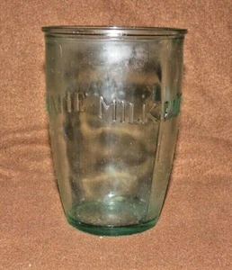 Vaso de leche de vidrio verde vintage con "leche" en relieve en 5 idiomas diferentes. - Imagen 1 de 5