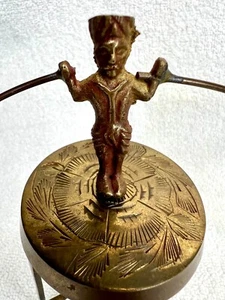 Folk Art Balancing Man on Base - Vintage Brass Balancing Toy - Foto 1 di 15
