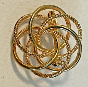 J-250 Gold toned Entwined circles Lapel Pin-1.25" Fashion Jewelry - Picture 1 of 4