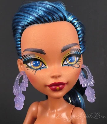 Abbey Self-Scare Secrets Clear Purple Yeti Earrings Monster High Doll G3 - Image 1 of 4