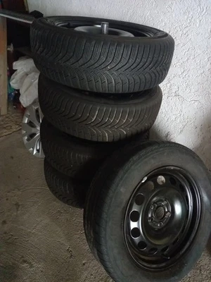 4 Winterreifen und ein ERSATZRAD (sommerbereift) ,alle auf Felge ,nicht benutzt - Bild 1 von 2