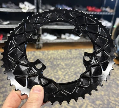 Corrente de estrada oval Absolute Black Premium 52T 2x 4 parafusos assimétrica 110mm BCD - Imagem 1 de 2