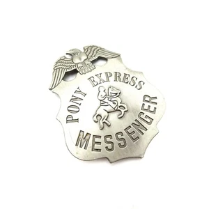 Vintage silberfarbenes Pony Express Messenger Cowboy Pferd Adler 2,75 Zoll Metallabzeichen - Bild 1 von 5
