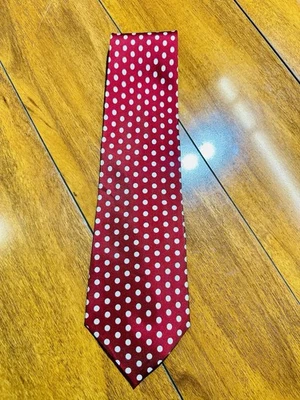 Corbata roja a lunares de seda Stafford para hombre hecha en EE. UU. Foto 1 de 4