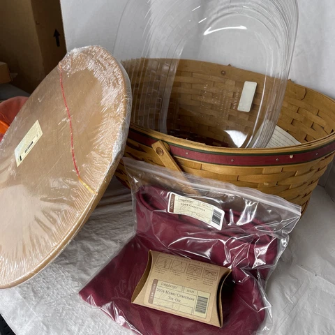 Longaberger 2004 Holiday Hostess Greetings basket Red Trim Liner Tie On &lid NEW Cover