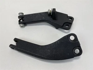  Soportes de clavija de pie de pasajero trasero Harley-Davidson 08 FXDB Street Bob 49224-06A  - Imagen 1 de 4