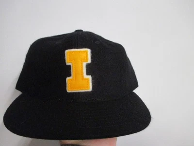 IOWA HAWKEYES (EBBETS FIELD FLANELS) SOMBRERO VINTAGE AJUSTADO PARA HOMBRE (7 1/4) NUEVO CON ETIQUETAS NEGRO Foto 1 de 4