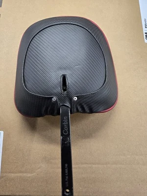 Respaldo completo de cuero personalizado Corbin. se adapta a la colocación delantera o trasera. Foto 1 de 2