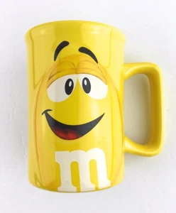 Taza de té café amarillo M&Ms World 2011 personaje caramelo coleccionable  - Imagen 1 de 5