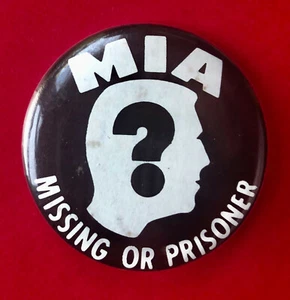Vintage 1970s 'MIA ? Missing or Prisoner' Pinback Vietnam War - Imagen 1 de 2