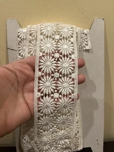 2 1/4" breit beige Spitzenborte zarte Stickerei Blumen Gänseblümchen Gänseblümchen 4 Yards - Bild 1 von 2
