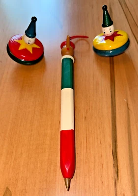 Pluma Cabeza Muñeca Pinocho Madera Vintage Años 50 Bandera Italiana con 2 Payasos Spinning Top Foto 1 de 4