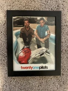 Twenty One Pilots Signed Vessel Promo Photo Card Poster  - Bild 1 von 3