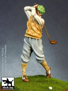 Black Dog 75mm (1/24) Golfer Swinging a Golf Club Vignette with Base F75006 - Picture 1 of 1