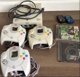 DreamCast Bundle - 3 Controllers, 2 Memory Cards, & 2 Games!