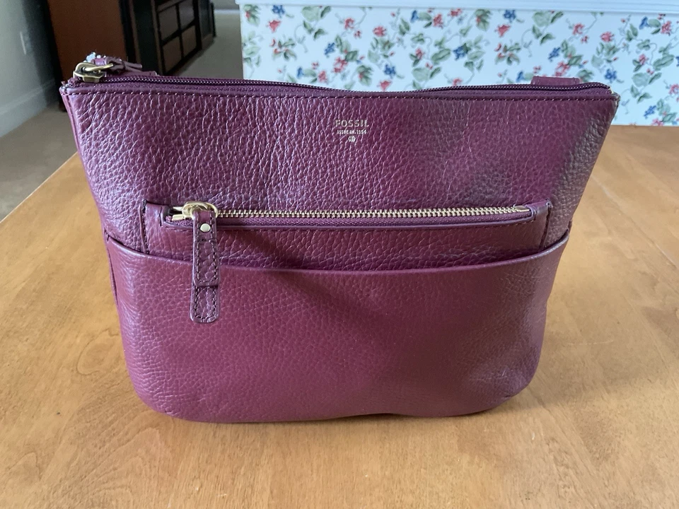 全新带标签! Fossil Tessa 卵石皮革斜挎包葡萄酒 — 第 1/4 张图片