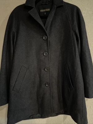 Abrigo para mujer Kristen Blake pequeño de lana de cordero/poliéster/rayón negro con botones Foto 1 de 4