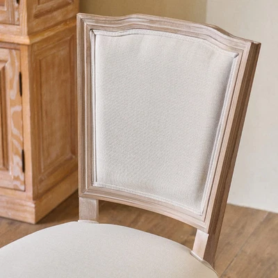 Juego de 2 sillas auxiliares francesas con patas de madera tallada y lino beige Foto 1 de 4