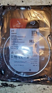 Seagate IronWolf 4TB NAS Internal Hard Drive HDD (ST4000VN006) - Afbeelding 1 van 3
