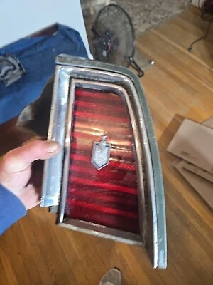 Lanterna traseira completa Chevy Monte Carlo 1974 fabricante de equipamento original Rh 5950142 lateral do passageiro boa - Imagem 1 de 4